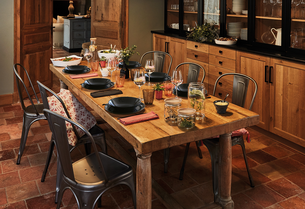 Παρουσιάζεται ένα ξύλινο τραπέζι σερβιρισμένο με το σερβίτσιο Pampille.